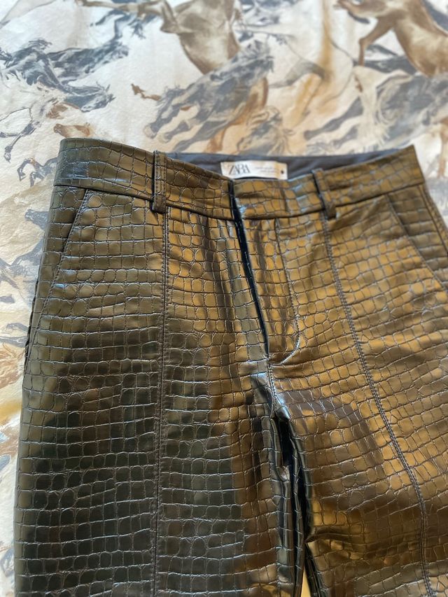 Pantalón polipiel Zara