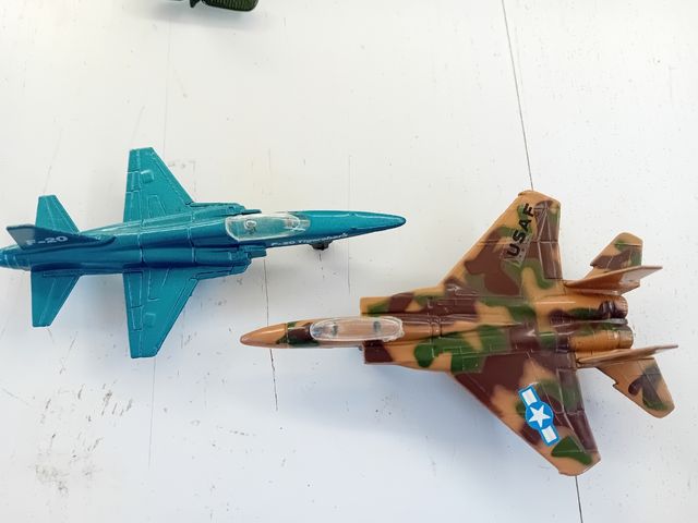 Aerei da caccia Zylmex Zee e DC3