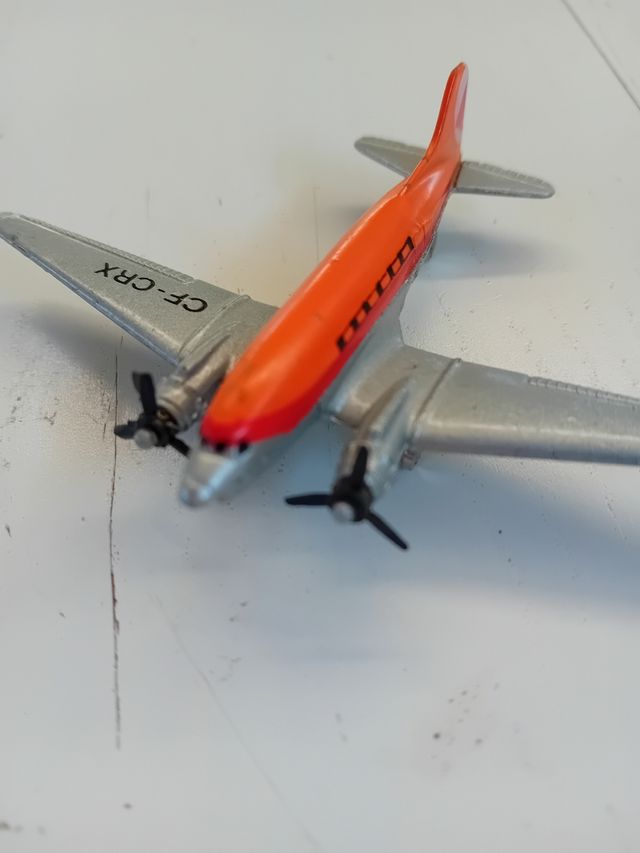 Aerei da caccia Zylmex Zee e DC3