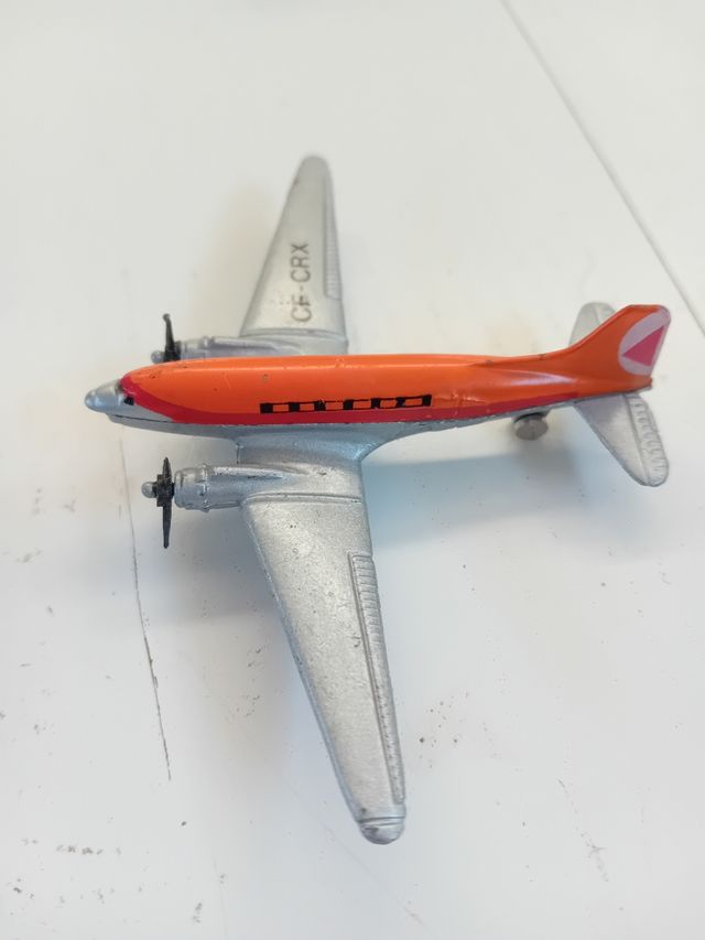 Aerei da caccia Zylmex Zee e DC3