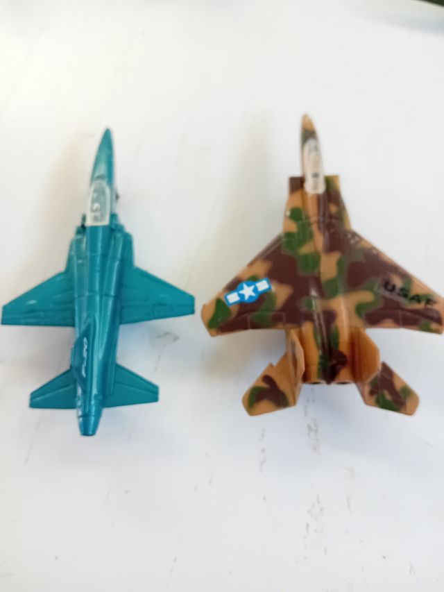 Aerei da caccia Zylmex Zee e DC3