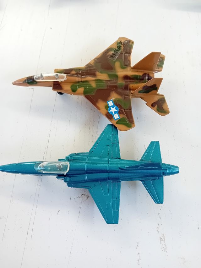 Aerei da caccia Zylmex Zee e DC3