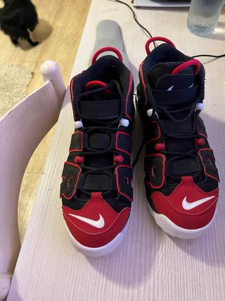 nike uptempo negras y rojas