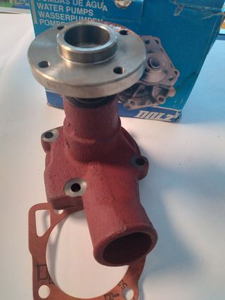 BOMBA DE AGUA EBRO Y TRACTOR FORD