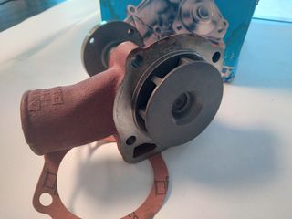 BOMBA DE AGUA EBRO Y TRACTOR FORD