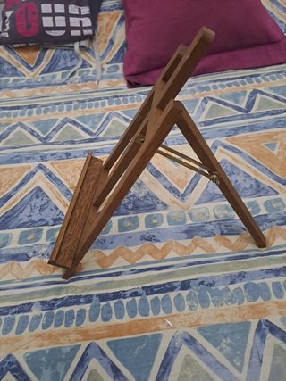 Atril para libros, ordenador o lienzos.
