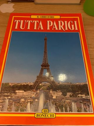 libro sulla città di Parigi