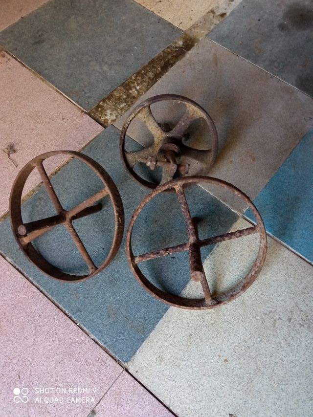 Rodas velhas Loja de ferragens, antiga,