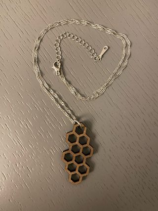 Collana con ciondolo alveare