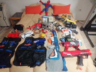 Juguetes, nerf, Playmobil, y chalecos 