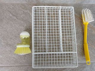 Cestello per posate e spazzole per piatti