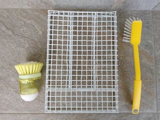 Cestello per posate e spazzole per piatti