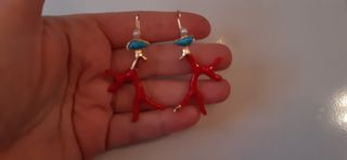 Pendientes rojos tipo coral con dorado y azul