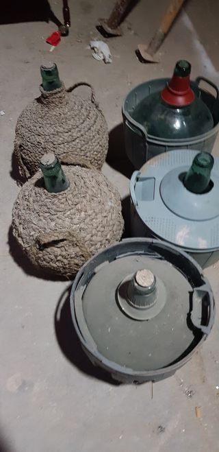 Damajuanas o garrafas de vino antiguas