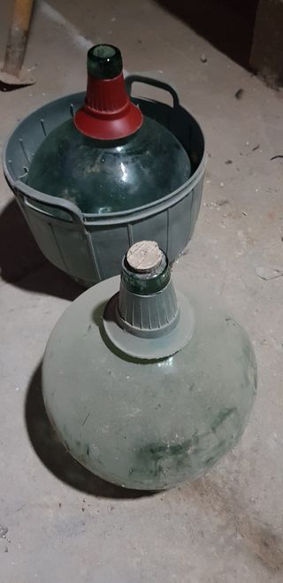 Damajuanas o garrafas de vino antiguas