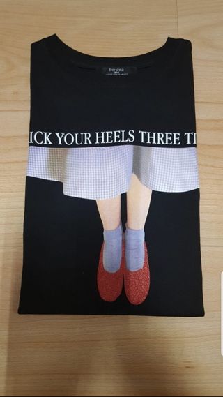 Camiseta negra corta de Bershka