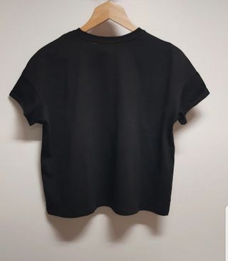 Camiseta negra corta de Bershka