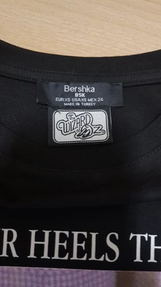 Camiseta negra corta de Bershka