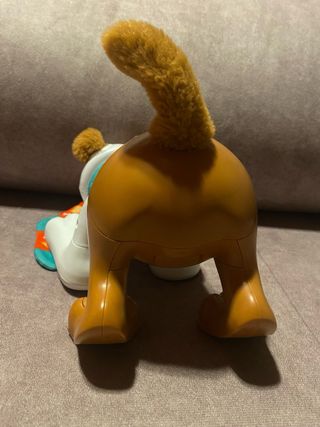 Perrito gatea y juega de juguete Fisher-Price