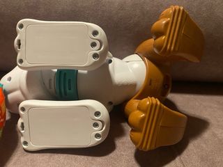 Perrito gatea y juega de juguete Fisher-Price