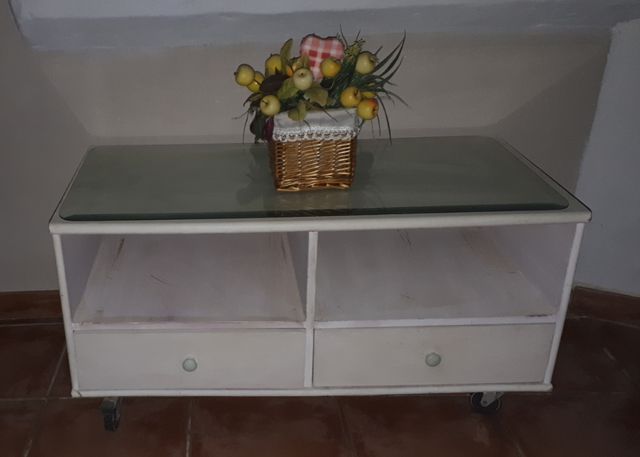 Mesa con 2 cajones y 2 estantes