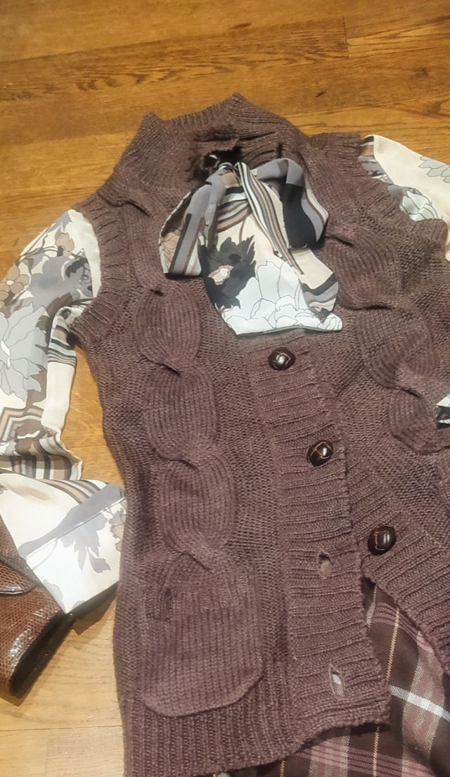 Gilet in lana marrone con bottoni in cu