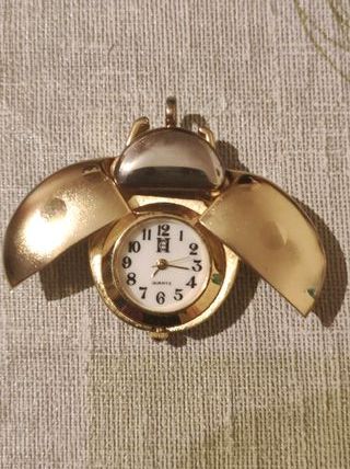 Reloj diseño escarabajo