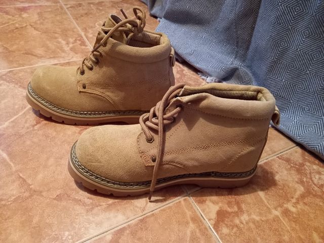 Stivali stringati nuovi di zecca 