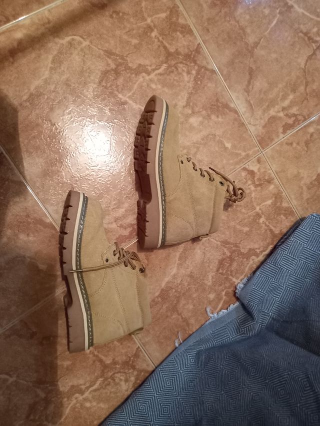 Stivali stringati nuovi di zecca 