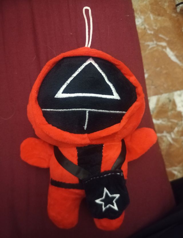 LOTE PELUCHE JUEGO DEL CALAMAR MAS LLAVERO NETFLIX