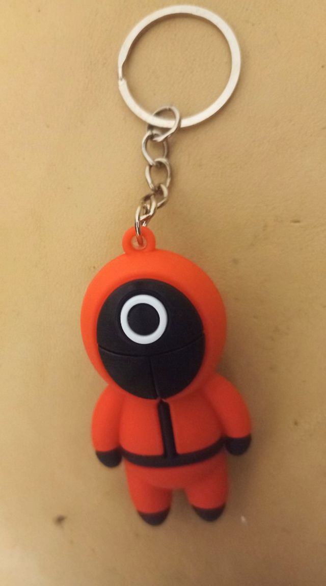 LOTE PELUCHE JUEGO DEL CALAMAR MAS LLAVERO NETFLIX