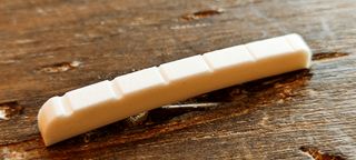 FENDER CEJILLA DE HUESO PARA STRATO Y TELE - 7.25"