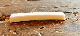 FENDER CEJILLA DE HUESO PARA STRATO Y TELE - 7.25"