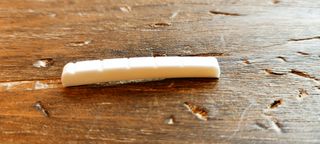 FENDER CEJILLA DE HUESO PARA STRATO Y TELE - 7.25"