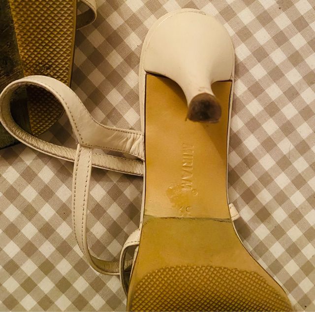 Sandalias Tacon con Tiras Color Crema