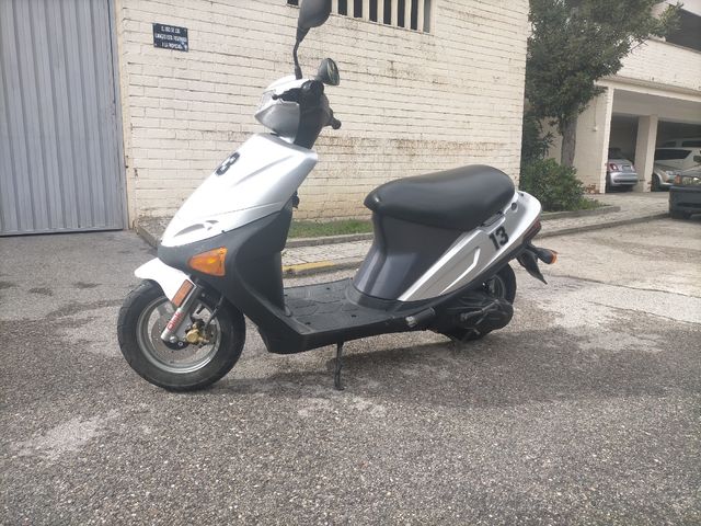 HYOSUNG SÚPER CAB 50CC 4.200 KILÓMETROS COMO NUEVA