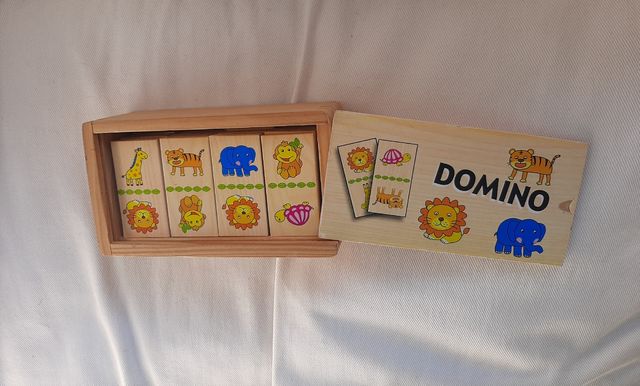 Dominó infantil de madera.