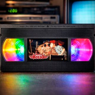 LÁMPARA PORCO ROSSO VHS LED MULTICOLOR