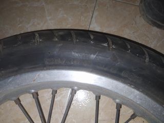 ruedas moto Cross con neumáticos nuevos