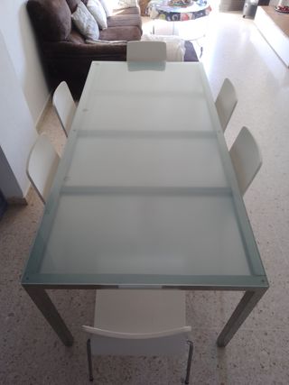 Mesa Comedor con sillas.