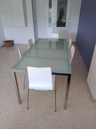 Mesa Comedor con sillas.