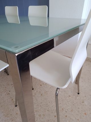 Mesa Comedor con sillas.