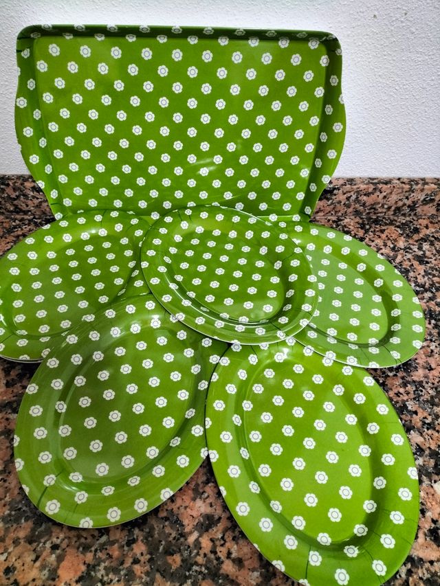 Bonito conjunto de bandejas de plástico