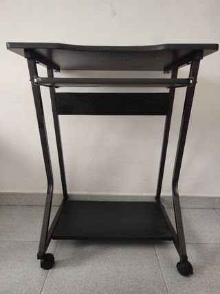 Mesa de ordenador y silla