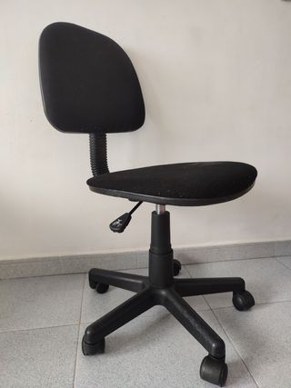 Mesa de ordenador y silla