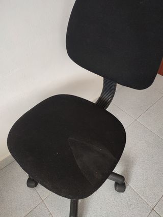 Mesa de ordenador y silla