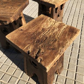 Antiguos taburetes bajos de roble