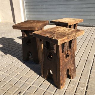 Antiguos taburetes bajos de roble