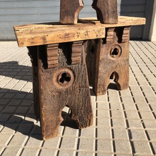 Antiguos taburetes bajos de roble