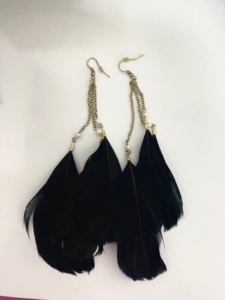 Pendientes plumas negras